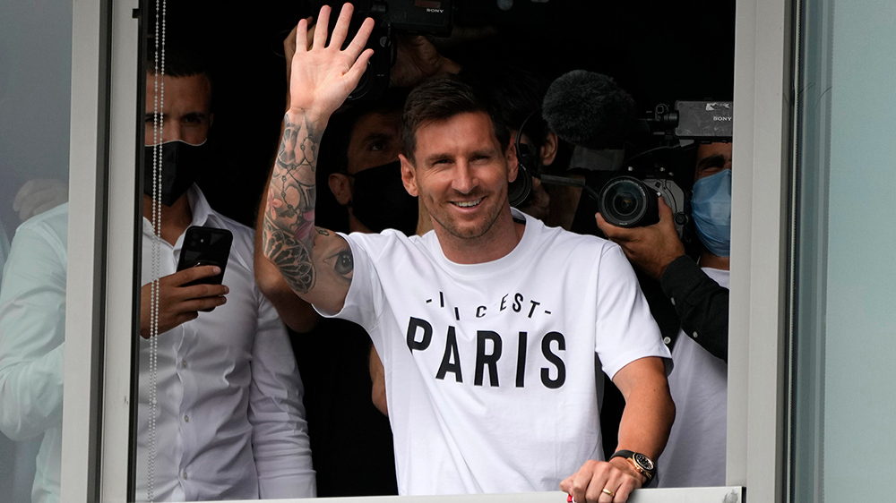 Lionel Messi waves to PSG fans in Paris on August 10, 2021